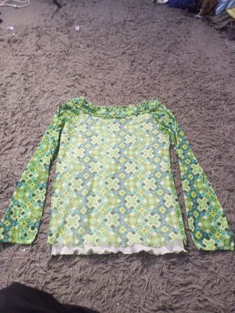 Grünes Blumenmuster Langarmoberteil mit weißen Akzenten