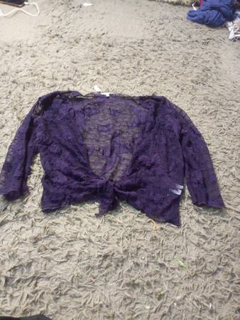 Violetter Spitzen-Cardigan mit Schnürung