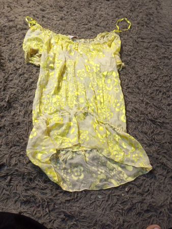 Haut jaune à imprimé floral décolleté.
