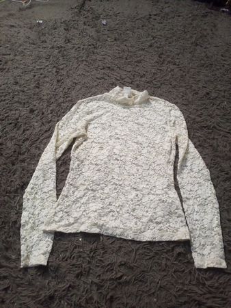 Weißes Spitzen-Mock-Neck-Oberteil mit langen Ärmeln