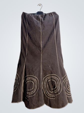 Brauer Rock mit spiralförmigen Verzierungen
