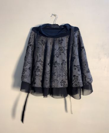 Cape à imprimé floral noir et gris avec superposition transparente
