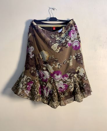 Latina Rock mit Blumenmuster und Leopardenbesatz