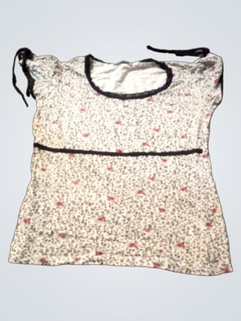 T-shirt blanc avec motif floral rose et noir