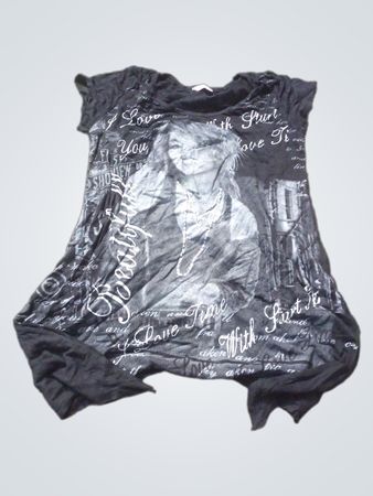 T-shirt graphique noir Dienider avec portrait et texte