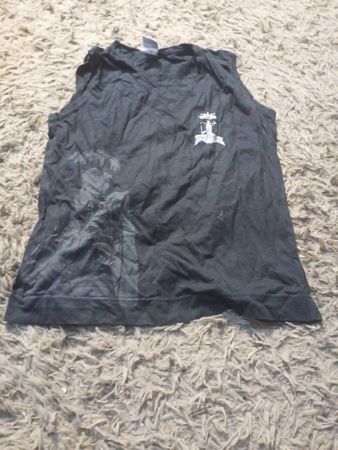 Schwarzes ärmelloses T-Shirt