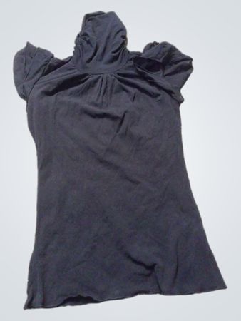 Schwarzes T-Shirt mit Rüschensäumen
