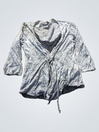 Top à manches longues avec motif gris et lien à l'avant
