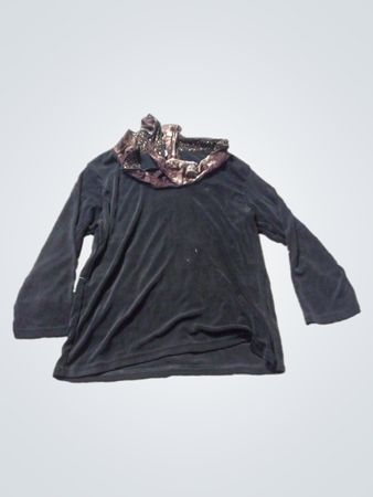 Schwarzes Langarmoberteil mit Kapuze