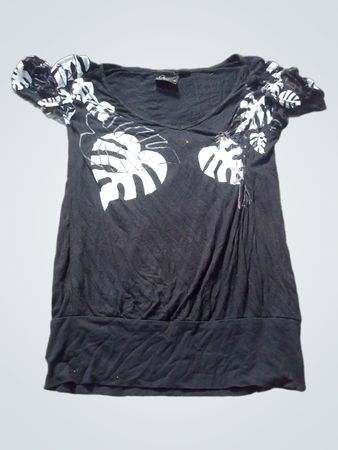 Schwarzes T-Shirt mit weißem Blattdruck