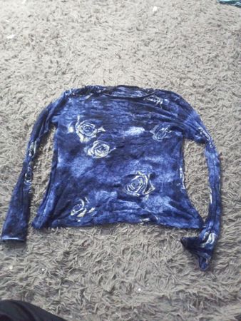 Blaues Langarmshirt mit Rosenmuster
