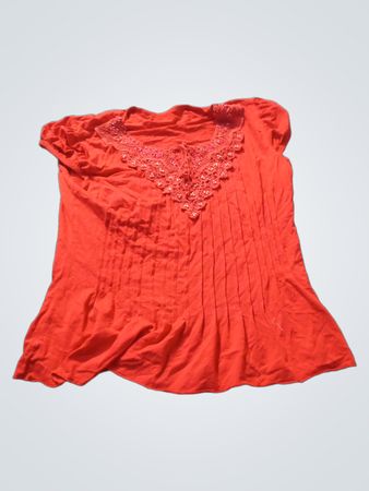 Rot verziertes Oberteil