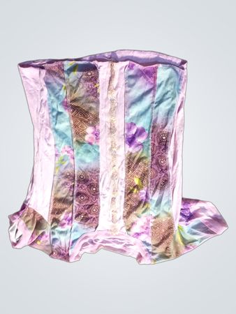 Lila T-Shirt mit floralem Patchwork-Design