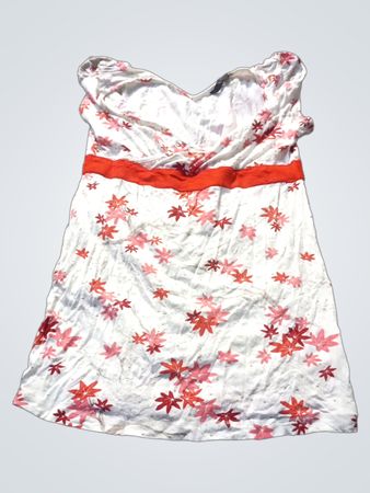 Weißes Kleid mit rotem Blumenmuster und rotem Bund.