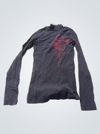 Schwarzes Langarmshirt mit rotem Blumenmuster