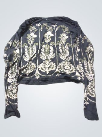 Schwarzes langärmeliges Crop-Top mit weißem und grünem Blumenmuster