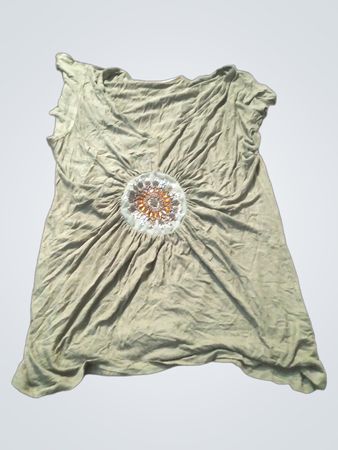 Grünes Raffung T-Shirt mit verziertem Vorderteil