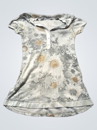 Graues T-Shirt mit floralem Druck und Knopfdetails