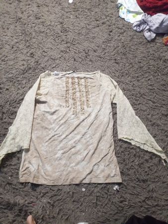 Blouse en dentelle à manches en crème