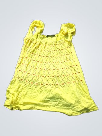 Gelbes Rüschenkleid mit rotem Muster