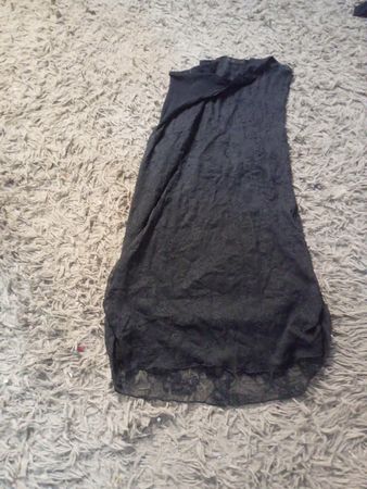 Schwarzes Spitzenkleid