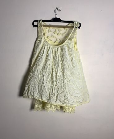 Gelbes Tanktop mit Spitze
