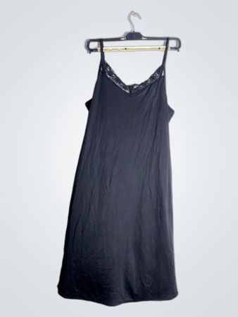 „Schwarzes Slipkleid mit Spitzenbesatz“