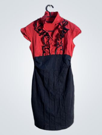 Rotes und Marineblaues Kleid mit Rüschen