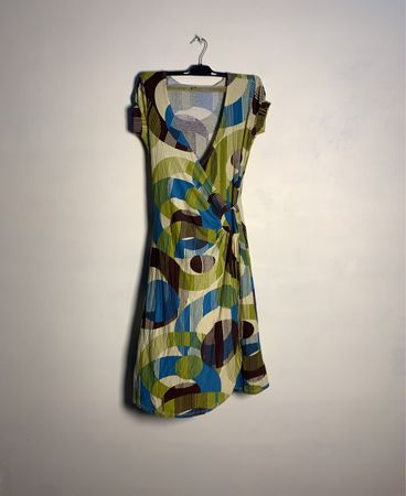 Wickelkleid mit abstraktem Muster