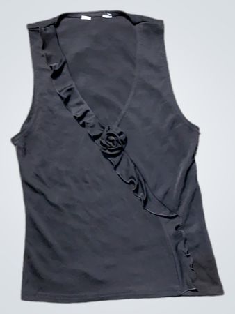 Schwarzes ärmelloses Top mit Rüsche und Rosendetail