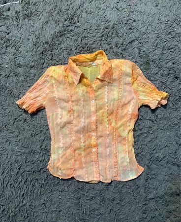 Orange und gelbe Batikbluse mit Spitzenbesatz