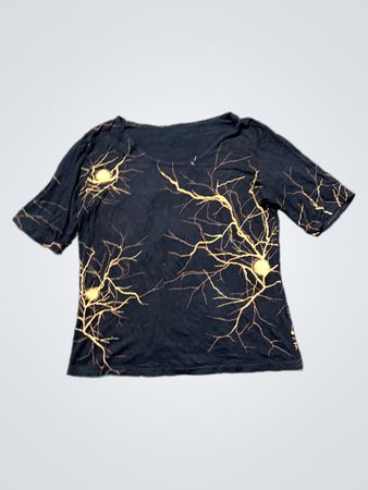 Schwarzes T-Shirt mit Zweig- und Sonnen-Grafik
