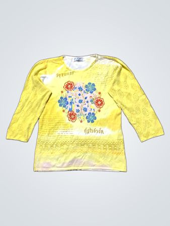 Gelbes Langarmoberteil mit floralem Design