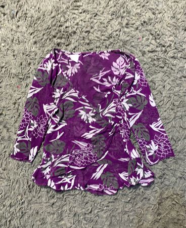 Lila floral bedruckte Bluse