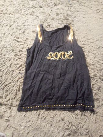 Schwarzes Tanktop mit "2002" und goldenen Verzierungen