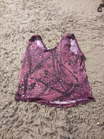 Lila Tanktop mit Pailletten