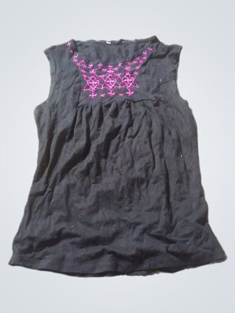Schwarzes ärmelloses Top mit pinker Stickerei