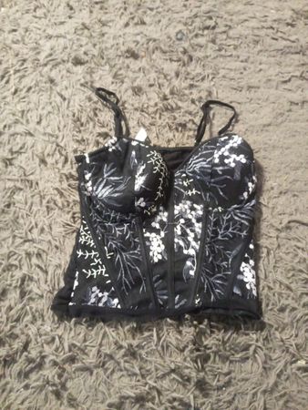 Schwarzes Korsett-Top mit floralem Stickerei