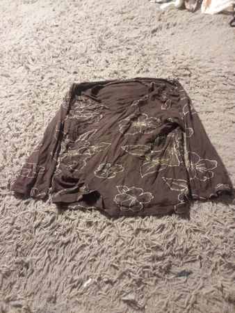 Braunes Langarmshirt mit Blumenmuster