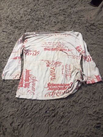 Chemise blanche à manches longues avec motif de texte rouge