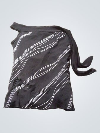 Schwarzes Oberteil mit weißen Streifen