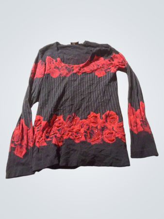 Schwarzes Langarmoberteil mit roten Rosen und Streifen.