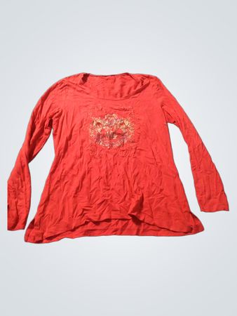 Rotes Langarmshirt mit Verzierungen