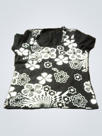 Schwarzes T-Shirt mit weißem Blumenmuster