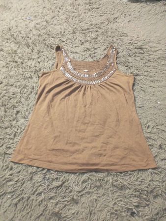 Braunes Tanktop mit verziertem Ausschnitt