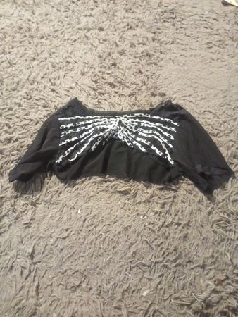 Schwarzes Bolero mit weißen Rippendetails