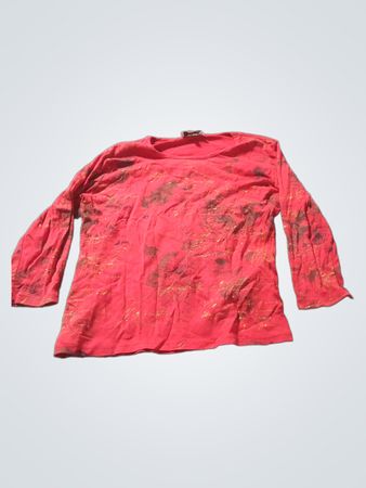 Rotes Langarmshirt mit goldener und brauner Bedruckung