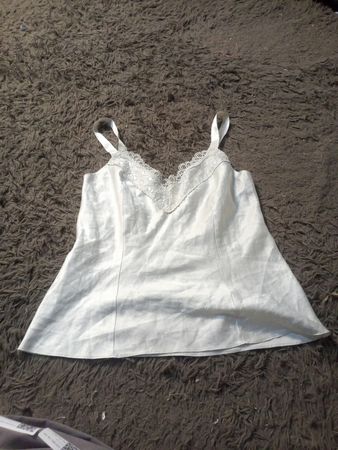 Weißes Satin-Camisole mit Spitzenbesatz