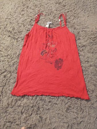 Rotes Cami-Top mit floralem Design