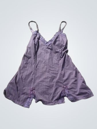 Violette Camisole mit Spitzenbesatz